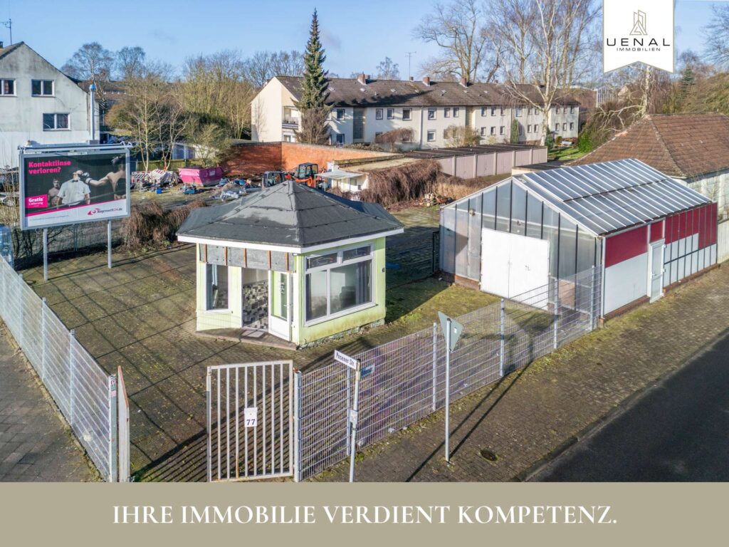 Luftaufnahme eines umzäunten Gewerbegrundstücks in Wilhelmshaven mit kleinem Pavillon und Gewächshaus, im Vordergrund ein Metalltor mit Hausnummer 77. Oben rechts Logo von Uenal Immobilien, unten der Slogan: Ihre Immobilie verdient Kompetenz.